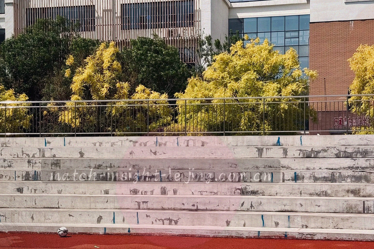 苹果设备横屏显示赛事集锦列表，画面带暖色高光